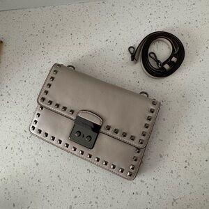 LEATHER Taupe MICHAEL KORS
CROSSBODY BAG- STUDDED